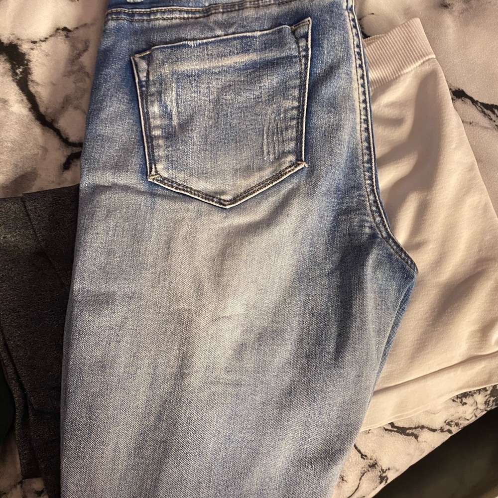 Distressed jeans - Picture 3 of 3